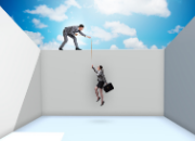 Figuur klimt met hulp over een witte muur