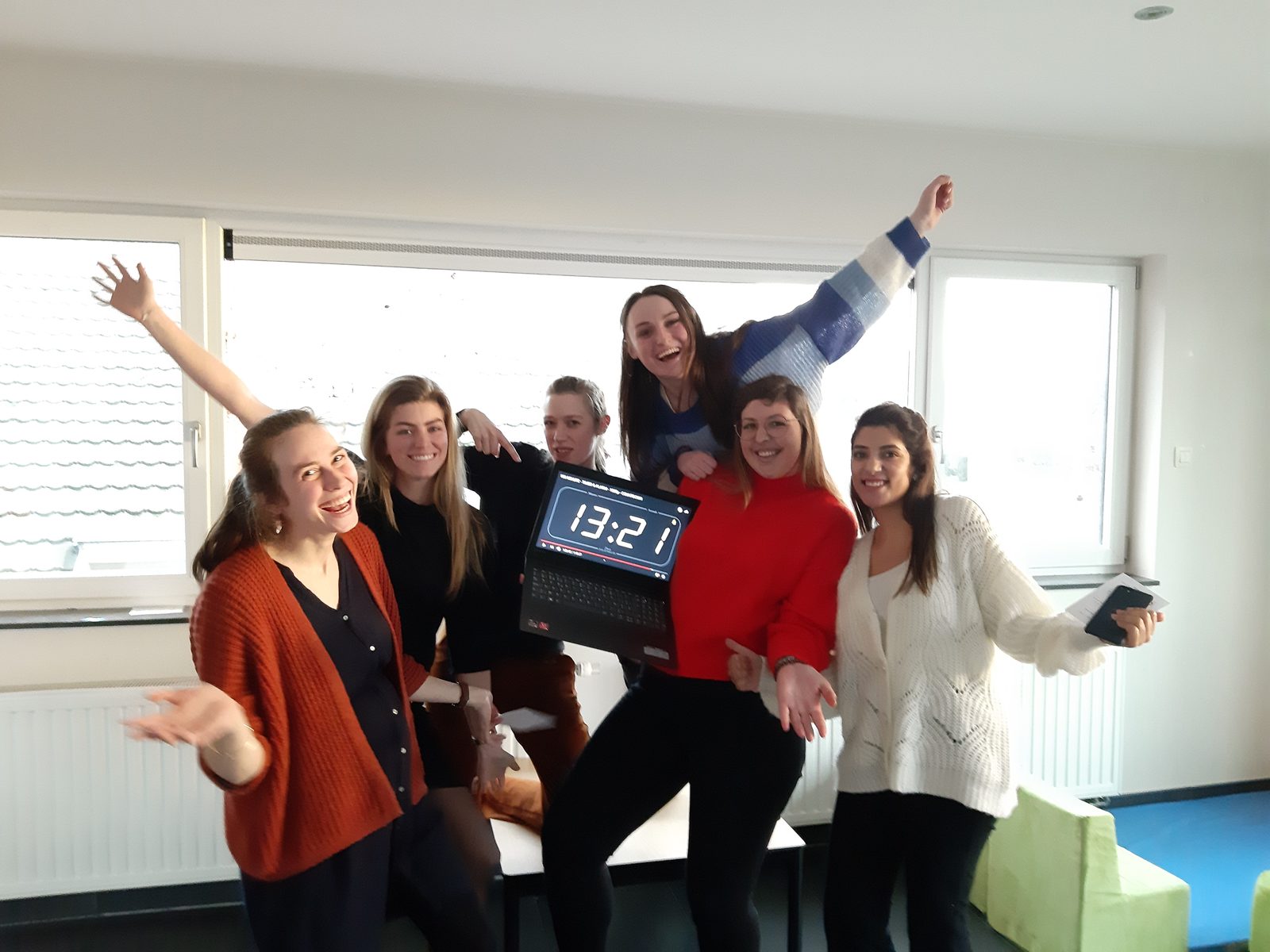 Team viert de ontsnapping uit de escape room