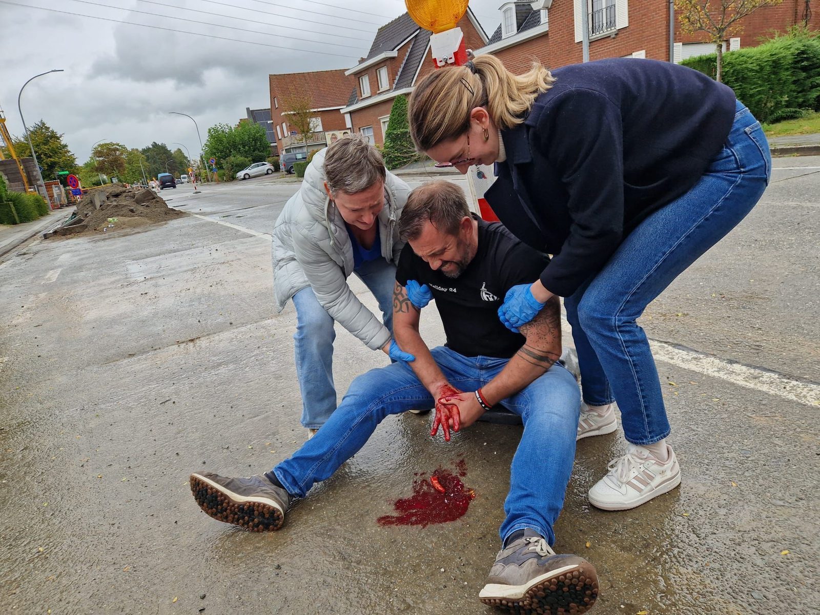 EHBO-oefening: hulpverleners verzorgen een slachtoffer op straat