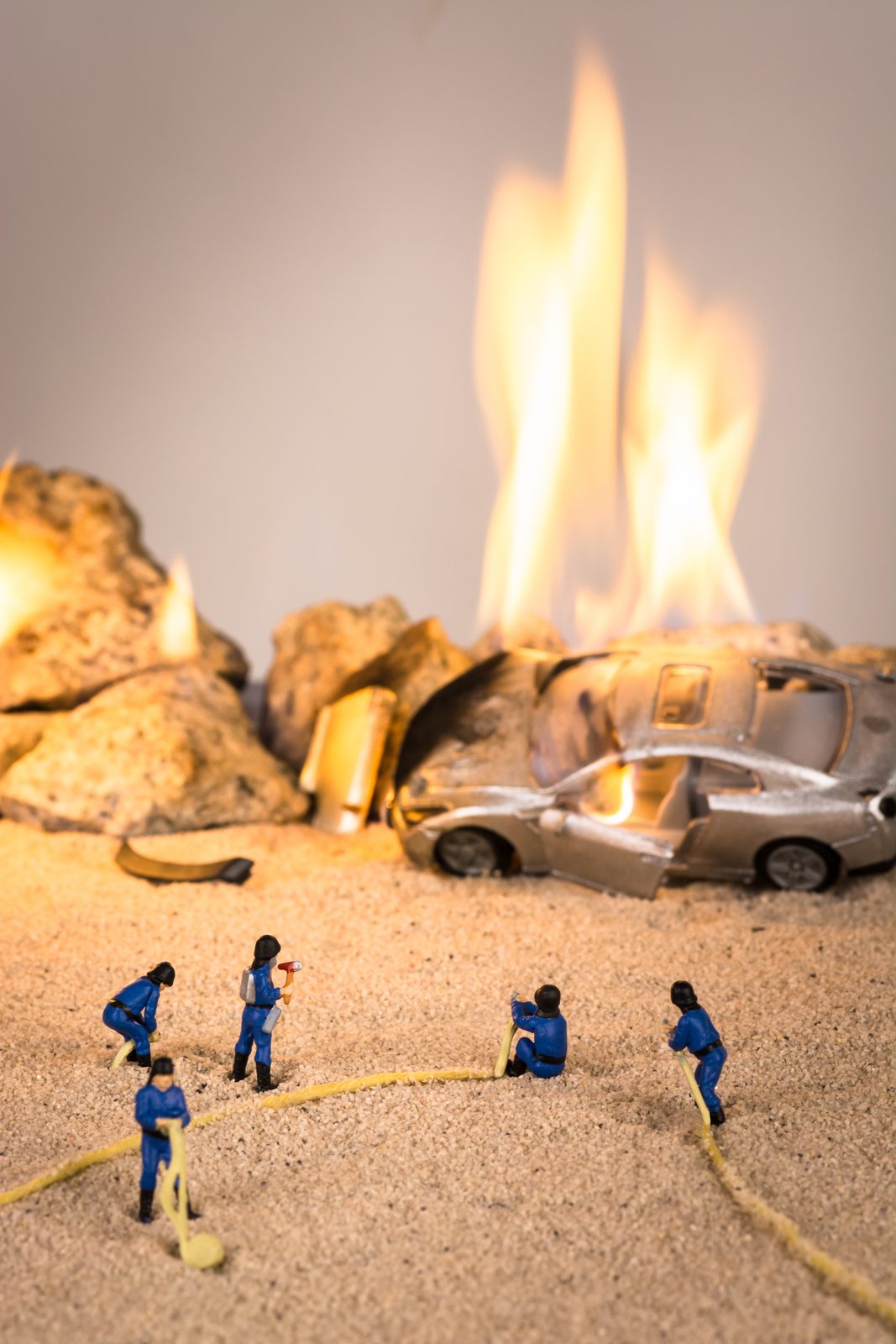 Miniatuurfiguren blussen een brand