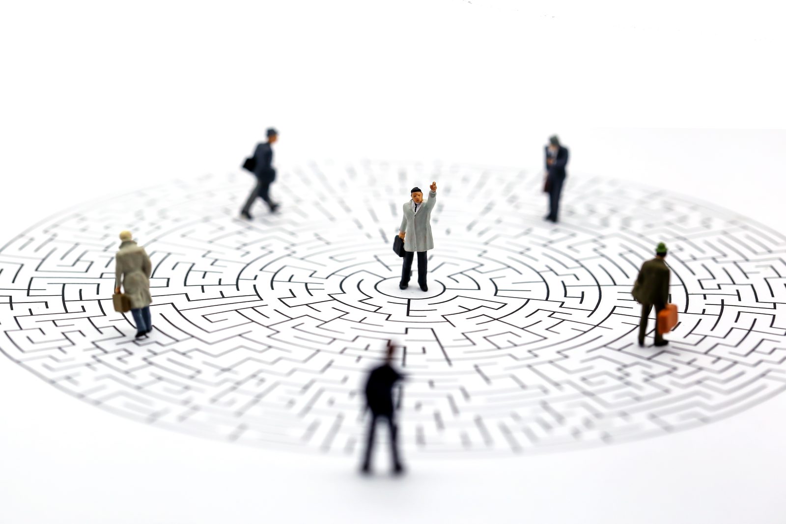 Miniatuurfiguren zoeken hun weg op een doolhof