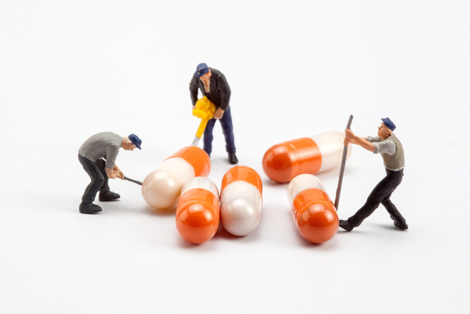 Miniatuurfiguren rollen grote pillen