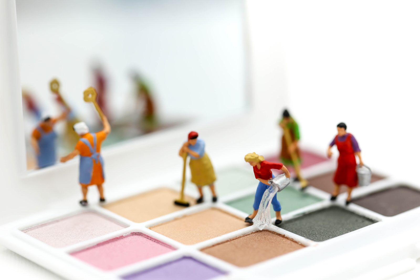 Miniatuur-schoonmakers aan het werk