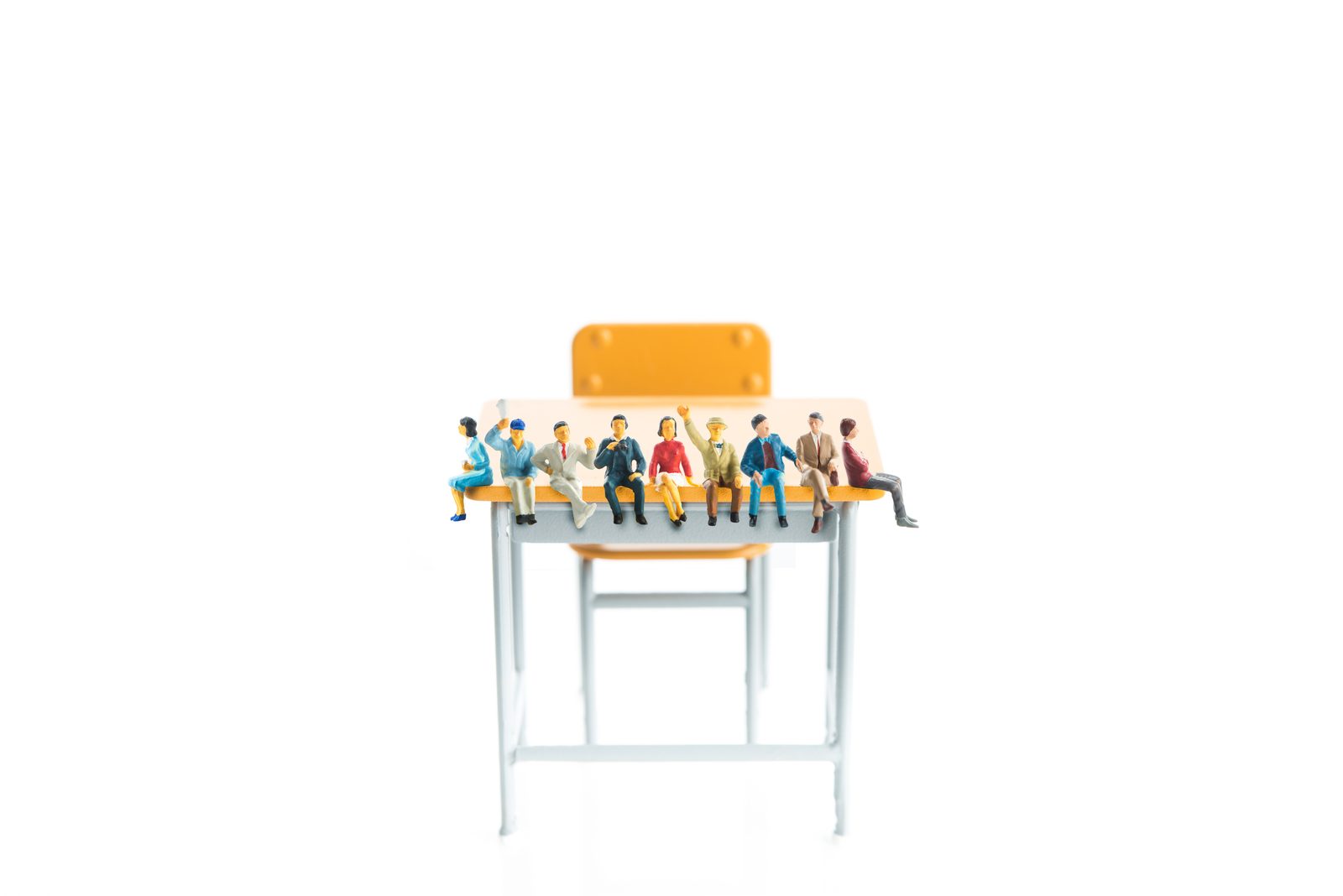 Miniatuurfiguren zitten samen aan een tafel