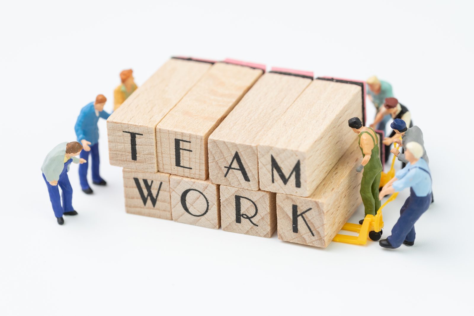 Letterblokken Team Work met miniatuurfiguren