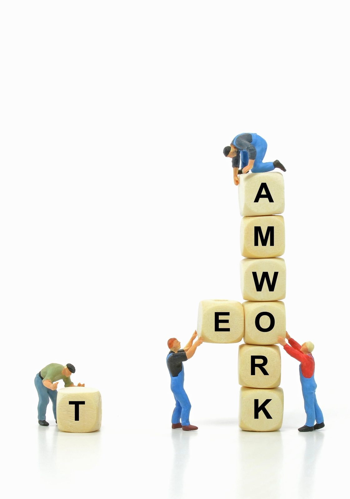 Miniatuurfiguren bouwen een toren van letterblokken