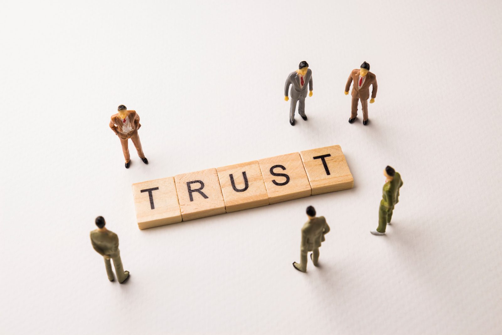 Letterblokken vormen het woord trust