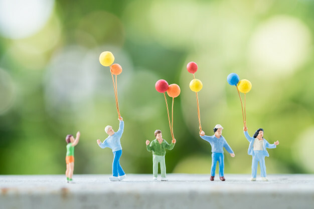 Figuren met kleurrijke ballonnen