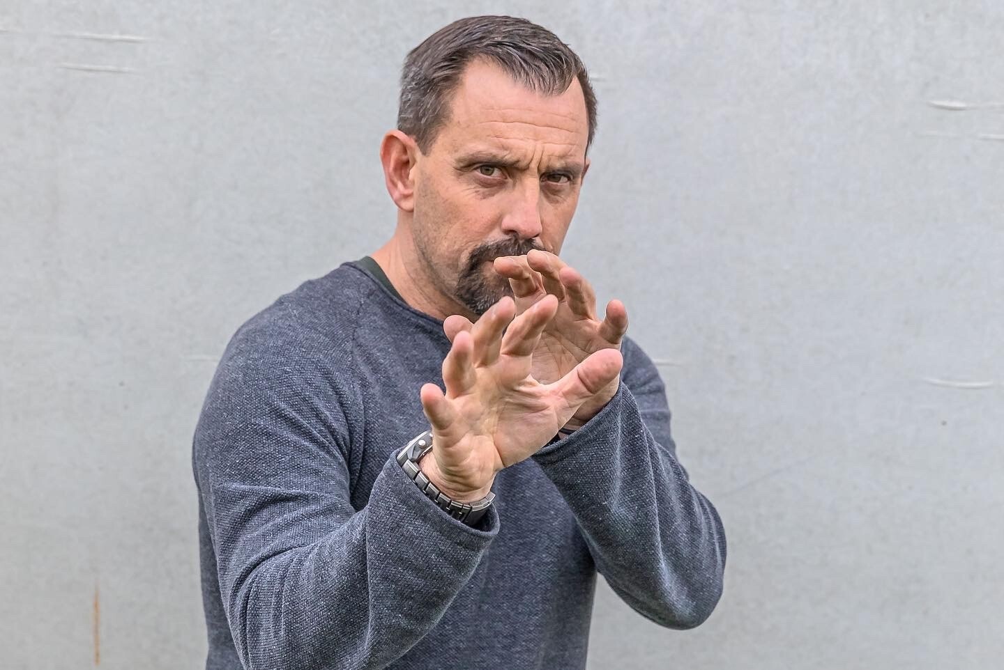 Trainer demonstreert een verdedigingshouding