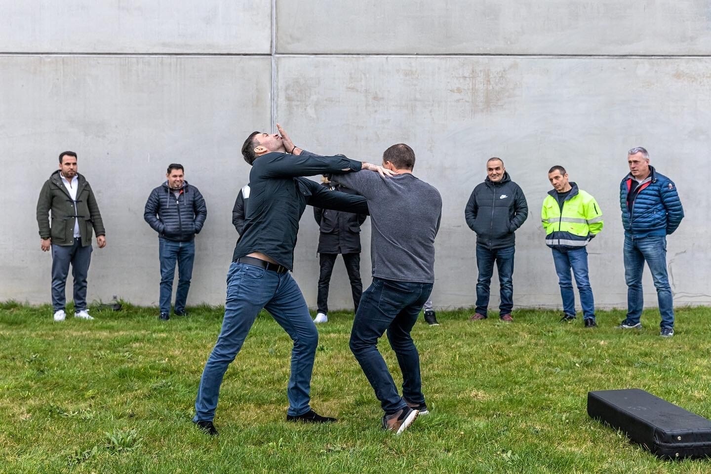 Cursisten oefenen geweldbeheersing buiten