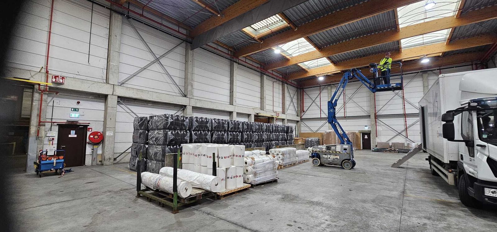 Magazijnhal met hoogtewerker