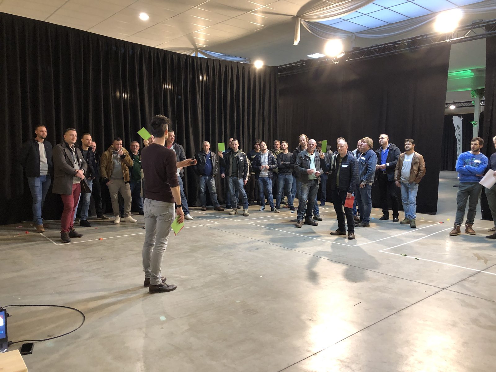 Deelnemers verzameld in een zaal tijdens een evacuatieoefening