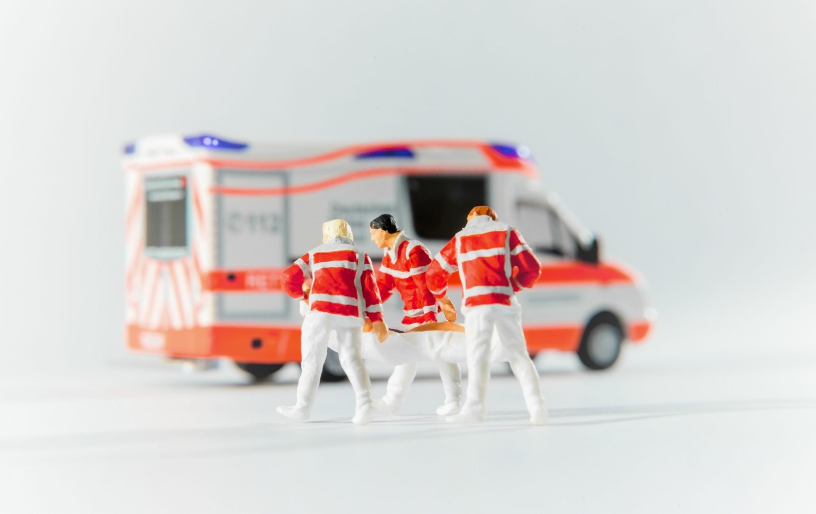 Miniatuur-ambulanciers met ziekenwagen