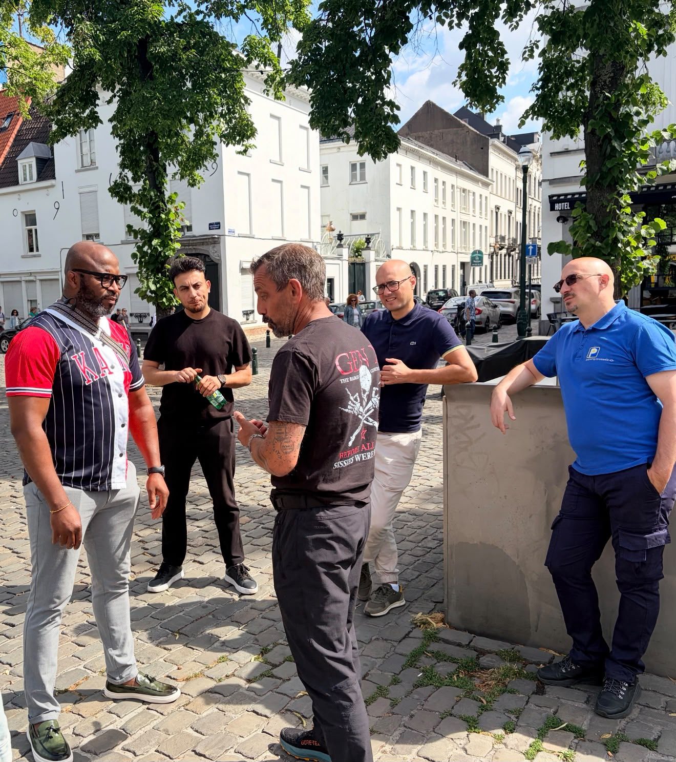 Deelnemers oefenen een agressiescenario onder begeleiding van de trainer