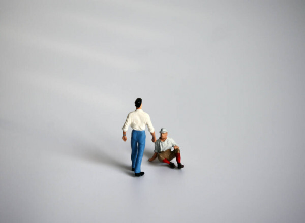 Miniatuurfiguren beelden een conflict uit