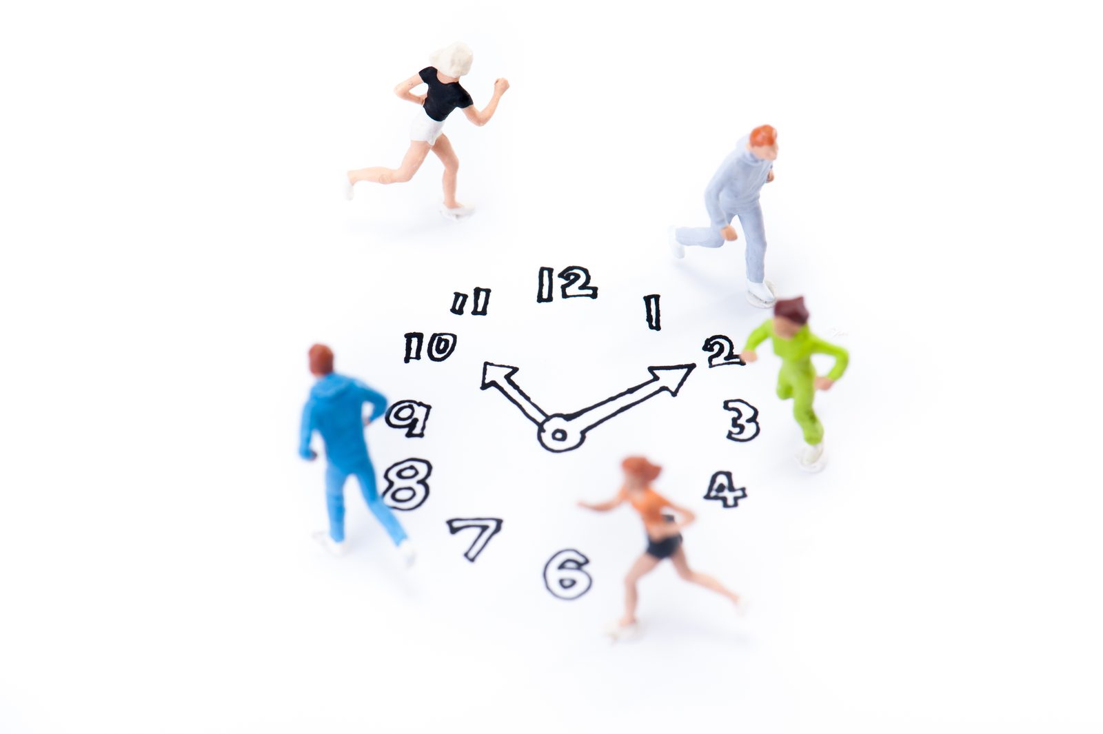 Miniatuurfiguren rennen rond een klok