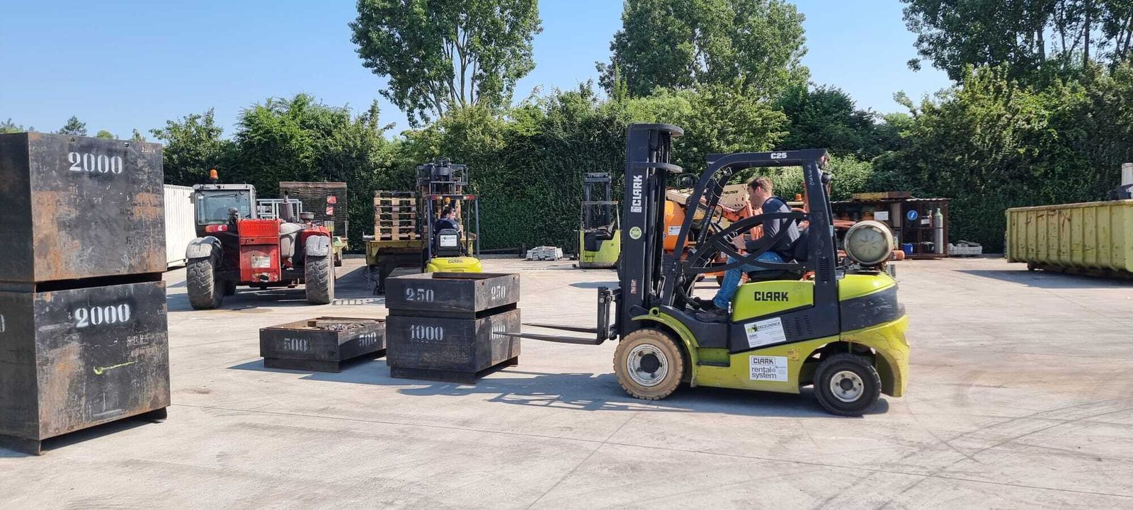Heftruck aan het werk op een buitenterrein
