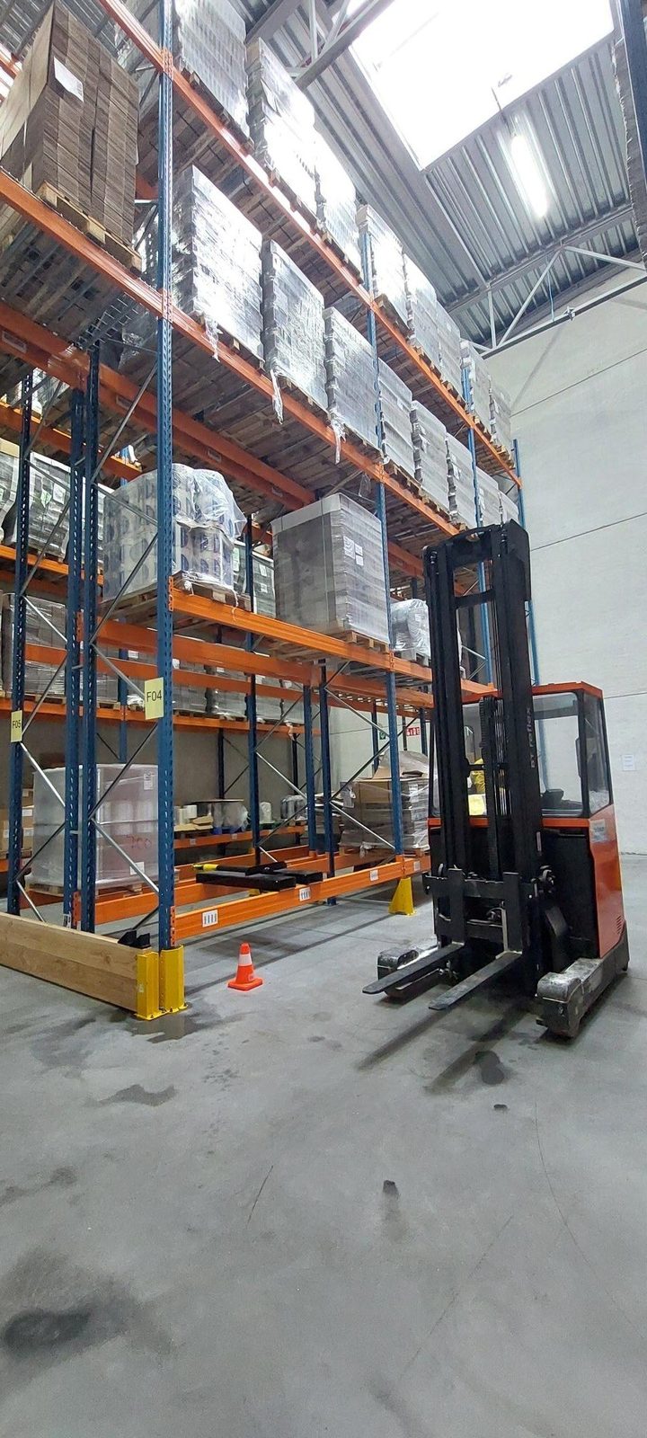 Reachtruck in een magazijngang