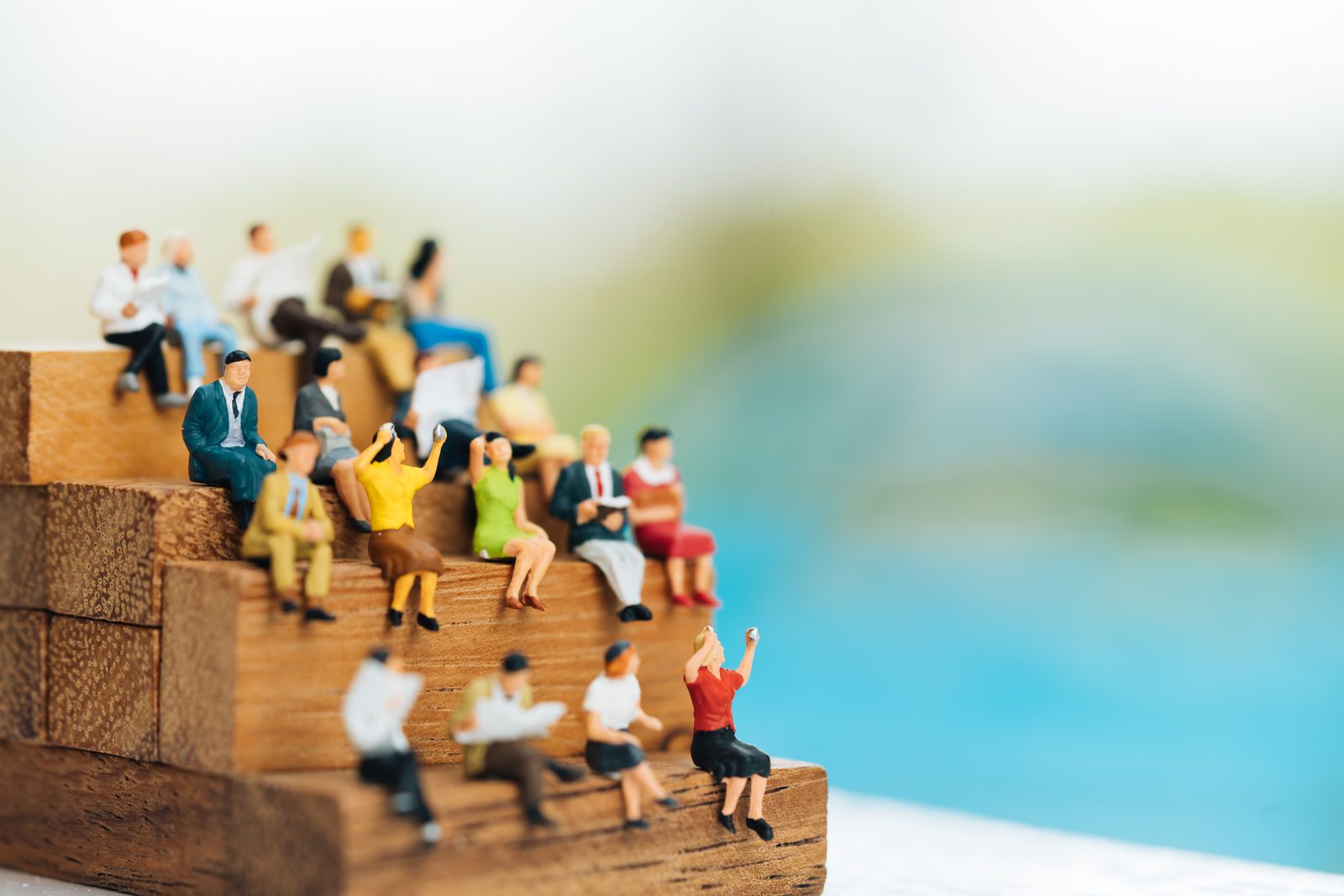 Figuren helpen elkaar een muur over