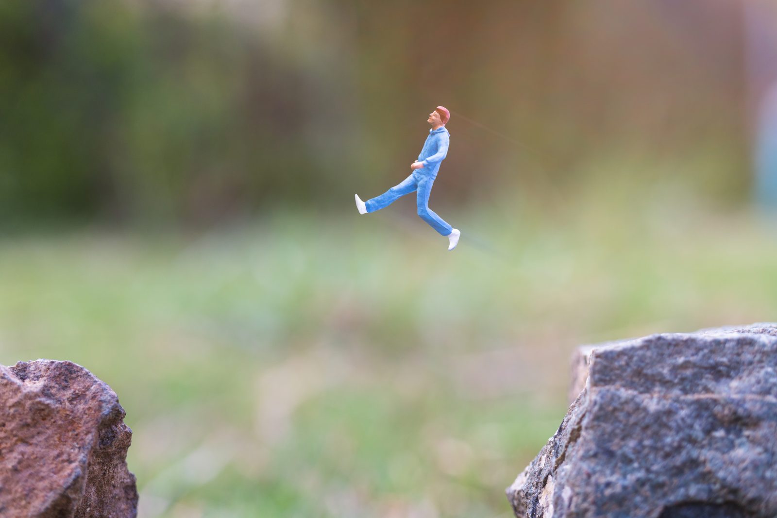Miniatuurfiguur in volle beweging