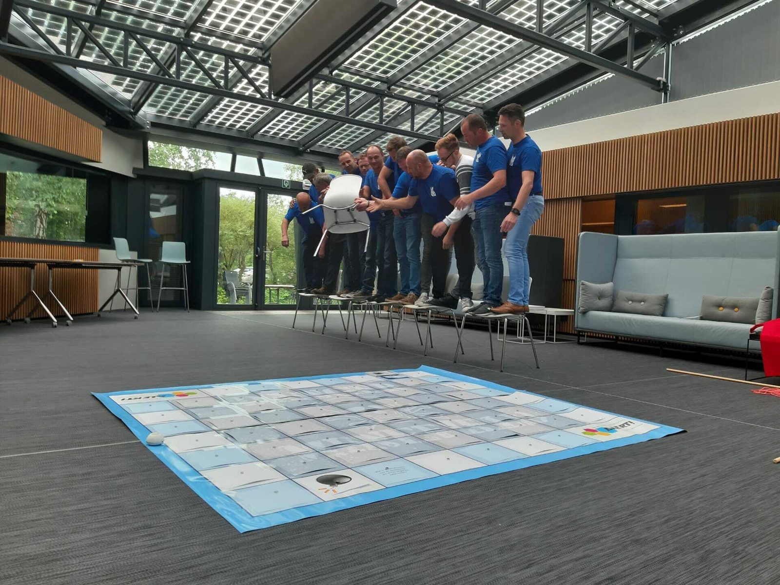 Teams spelen een reuze-bordspel tijdens een teambuilding van Alert!