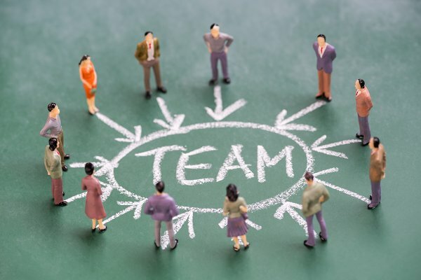 Figuren rond het woord team in een cirkel